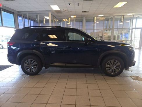 Used 2025 Nissan Pathfinder SV image 9