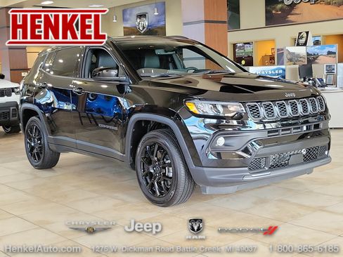 Used 2025 Jeep Compass Latitude w/ Sun & Sound Group AWD/4WD image 1