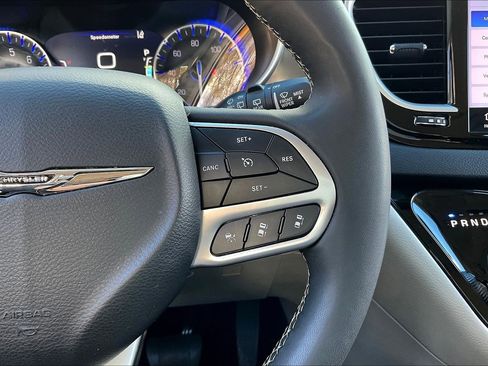 Certified 2024 Chrysler Pacifica Touring-L image 17