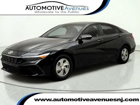 Used 2025 Hyundai Elantra SE w/ Cargo Package FWD image 1