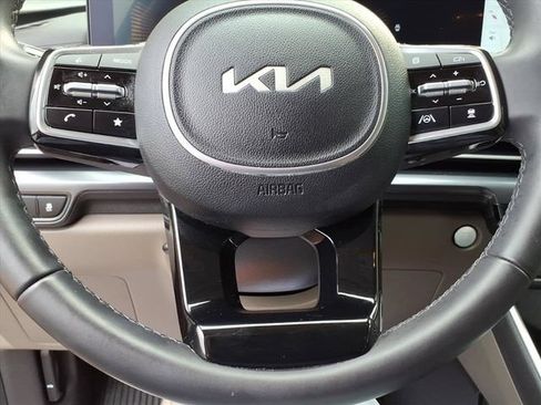 Used 2025 Kia Carnival FWD image 16