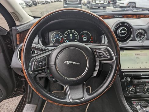 Used 2019 Jaguar XJ R-Sport image 15
