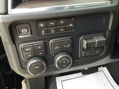 New 2026 Chevrolet Suburban Premier image 12