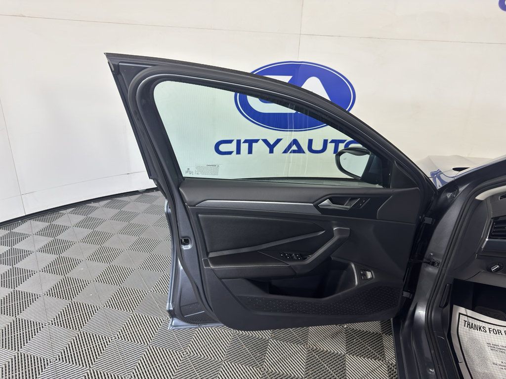 Used 2022 Volkswagen Jetta SE FWD image 14