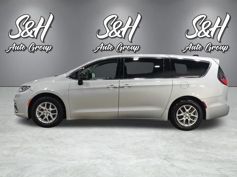 Used 2024 Chrysler Pacifica Touring-L FWD image 13