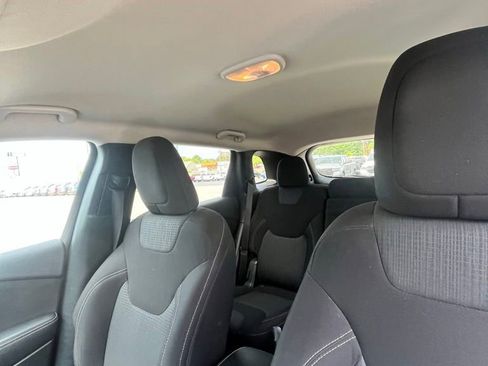 Used 2017 Jeep Cherokee Latitude w/ Comfort/Convenience Group AWD/4WD image 2