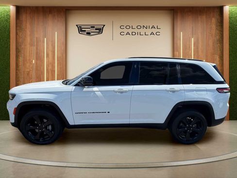 Used 2022 Jeep Grand Cherokee Altitude AWD/4WD image 2