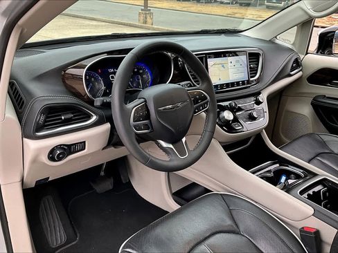 Used 2023 Chrysler Pacifica Limited image 18