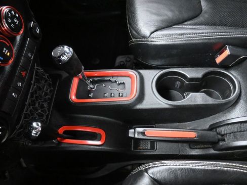 Used 2016 Jeep Wrangler Unlimited Rubicon w/ Connectivity Group AWD/4WD image 19