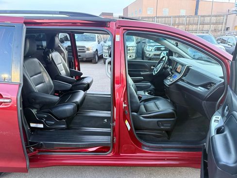 Used 2015 Toyota Sienna SE Premium image 18