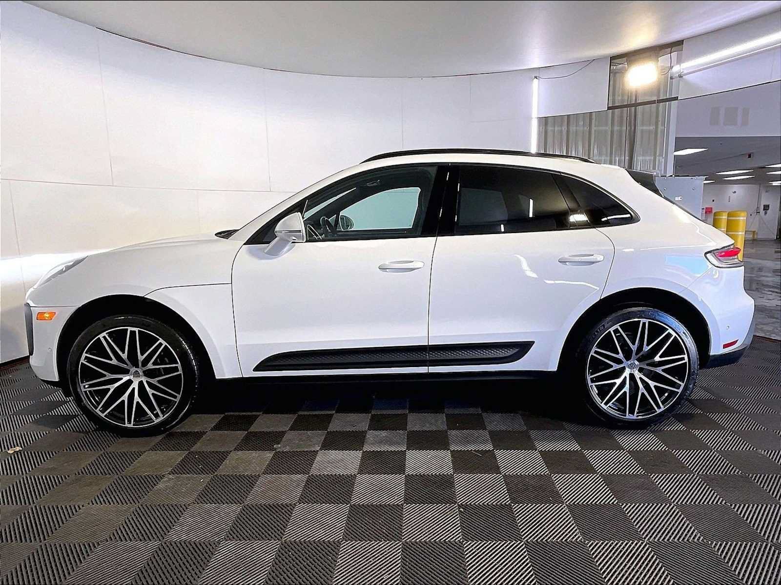 Certified 2023 Porsche Macan AWD/4WD image 2