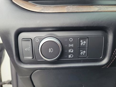 Used 2020 Ford Explorer Platinum w/ Premium Technology Package image 23