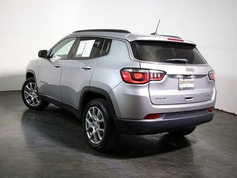 Used 2022 Jeep Compass Latitude image 2