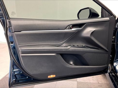 Used 2018 Toyota Camry XLE image 25