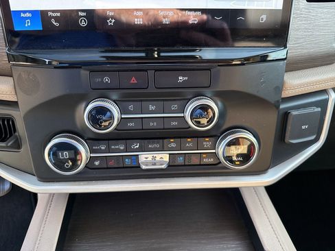 Used 2024 Ford Expedition Limited image 26