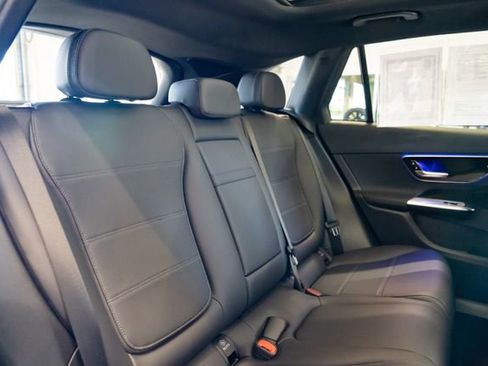 Used 2025 Mercedes-Benz GLC 300 4MATIC image 32