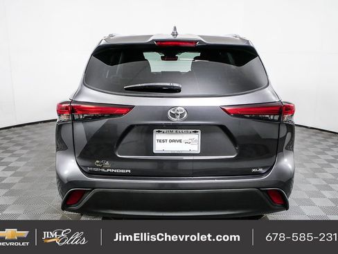 Used 2020 Toyota Highlander XLE image 29