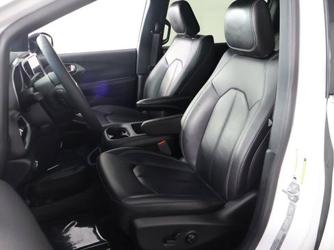 Used 2025 Chrysler Pacifica Select image 29