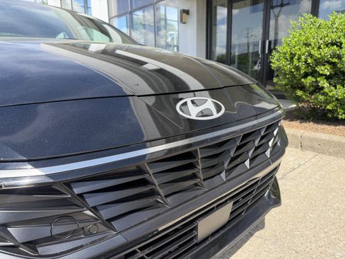 Certified 2025 Hyundai Elantra Limited FWD image 13