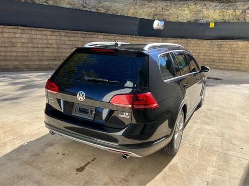 Used 2017 Volkswagen Golf Alltrack S image 3