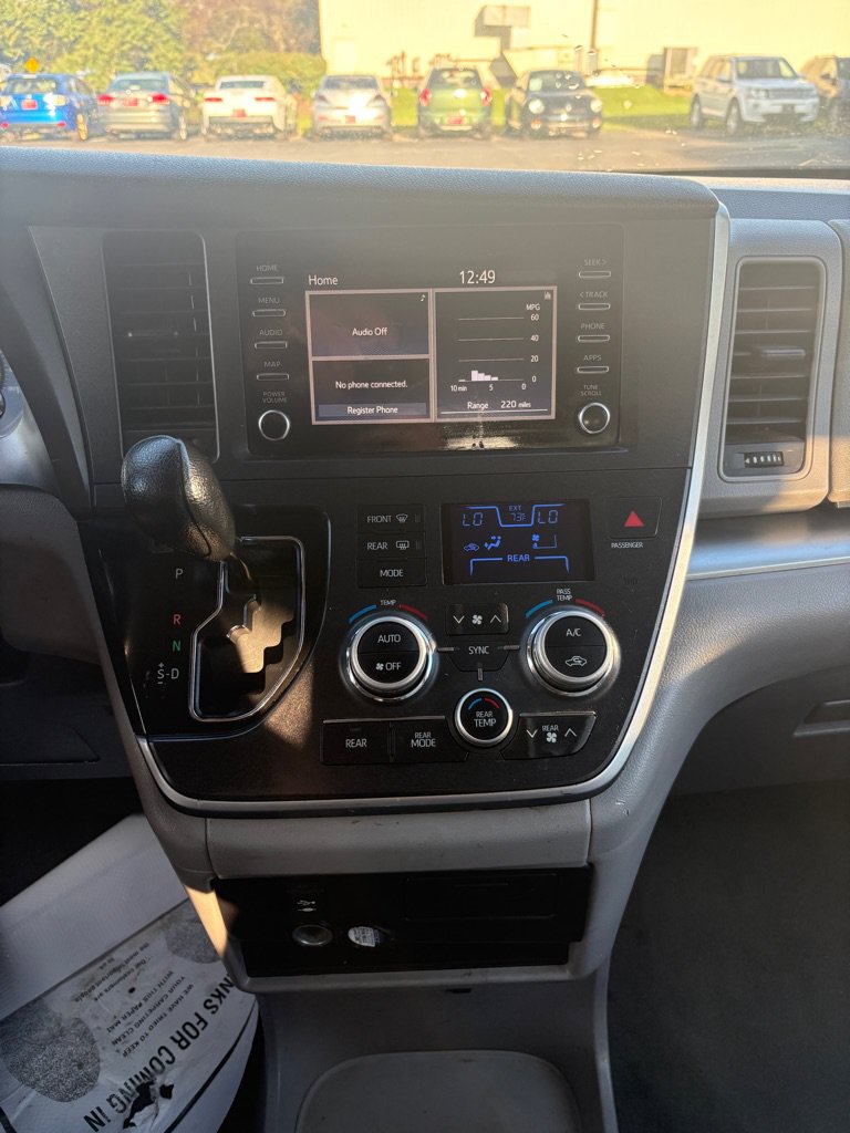 Used 2020 Toyota Sienna L FWD image 17