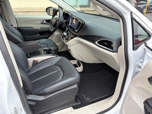 Used 2024 Chrysler Pacifica Touring-L FWD image 8