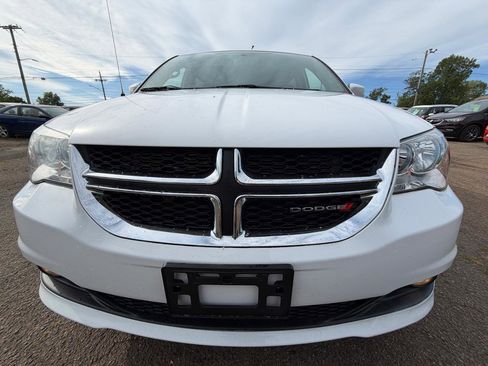 Used 2017 Dodge Grand Caravan SXT image 2