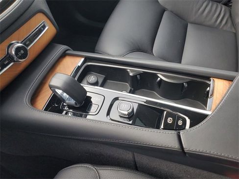 Certified 2024 Volvo XC90 T8 Plus w/ Protection Package Premier image 27