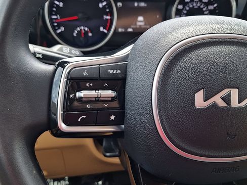 Used 2024 Kia Carnival EX FWD image 16