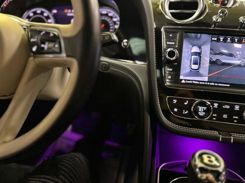 Used 2018 Bentley Bentayga image 24