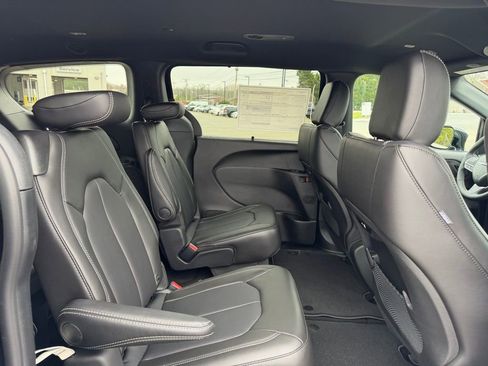 New 2026 Chrysler Pacifica Select image 33