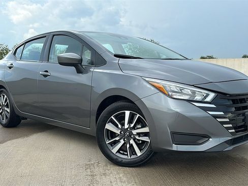 Used 2025 Nissan Versa SV FWD image 5