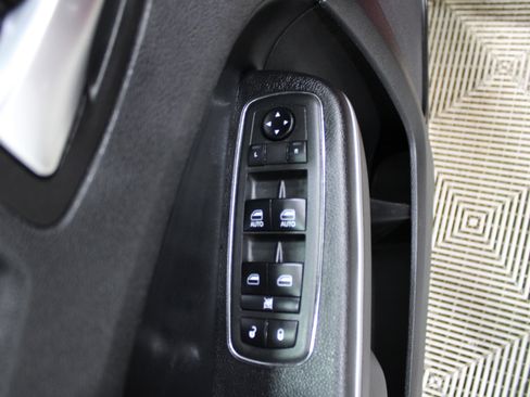 Used 2019 Chrysler 300 Touring w/ Sport Appearance Package image 7