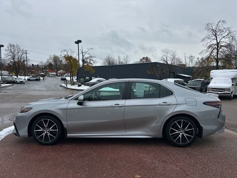 Used 2022 Toyota Camry SE image 2