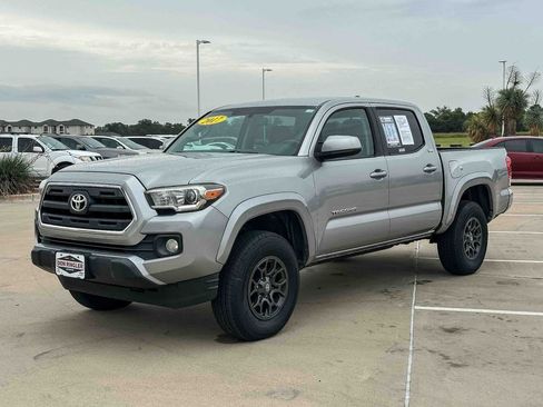Used 2017 Toyota Tacoma SR5 AWD/4WD image 7