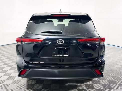 Used 2023 Toyota Highlander L FWD image 4