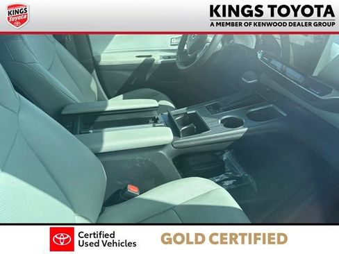Used 2025 Toyota Sienna XLE FWD image 8