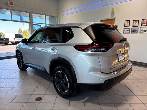 Used 2024 Nissan Rogue SV AWD/4WD image 9