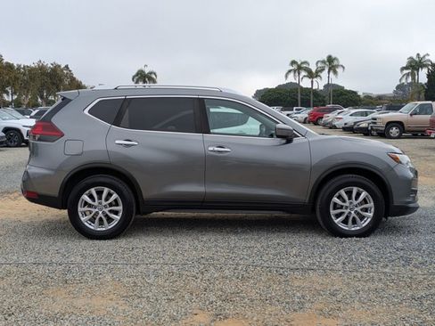 Used 2018 Nissan Rogue SV image 4
