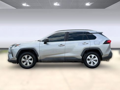 Used 2019 Toyota RAV4 LE FWD image 2