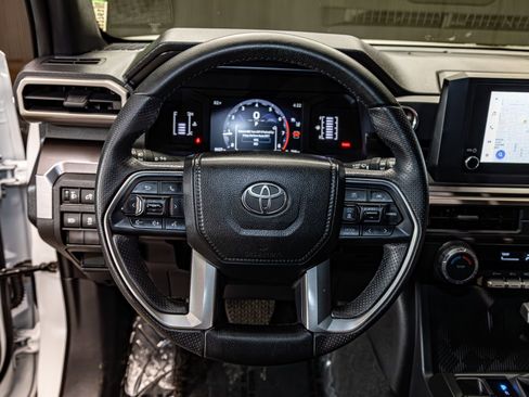 Used 2025 Toyota 4Runner SR5 AWD/4WD image 17