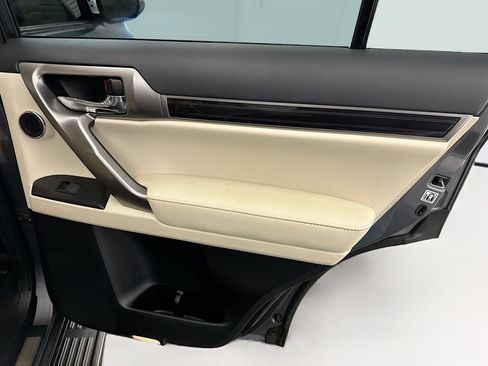 Used 2023 Lexus GX 460 Premium w/ Accessory Package image 33