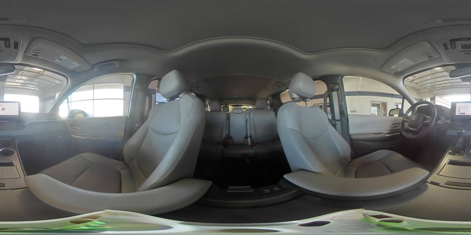 Used 2025 Toyota Sienna XLE FWD image 44