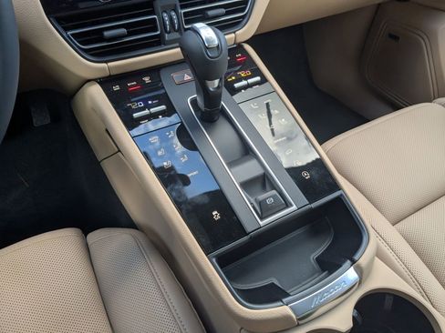 New 2026 Porsche Macan image 21