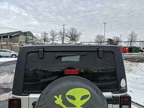 Used 2012 Jeep Wrangler Unlimited Sahara image 6