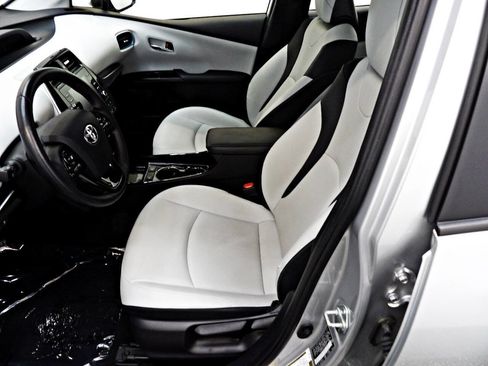 Used 2020 Toyota Prius XLE w/ Advanced Technology Package image 8