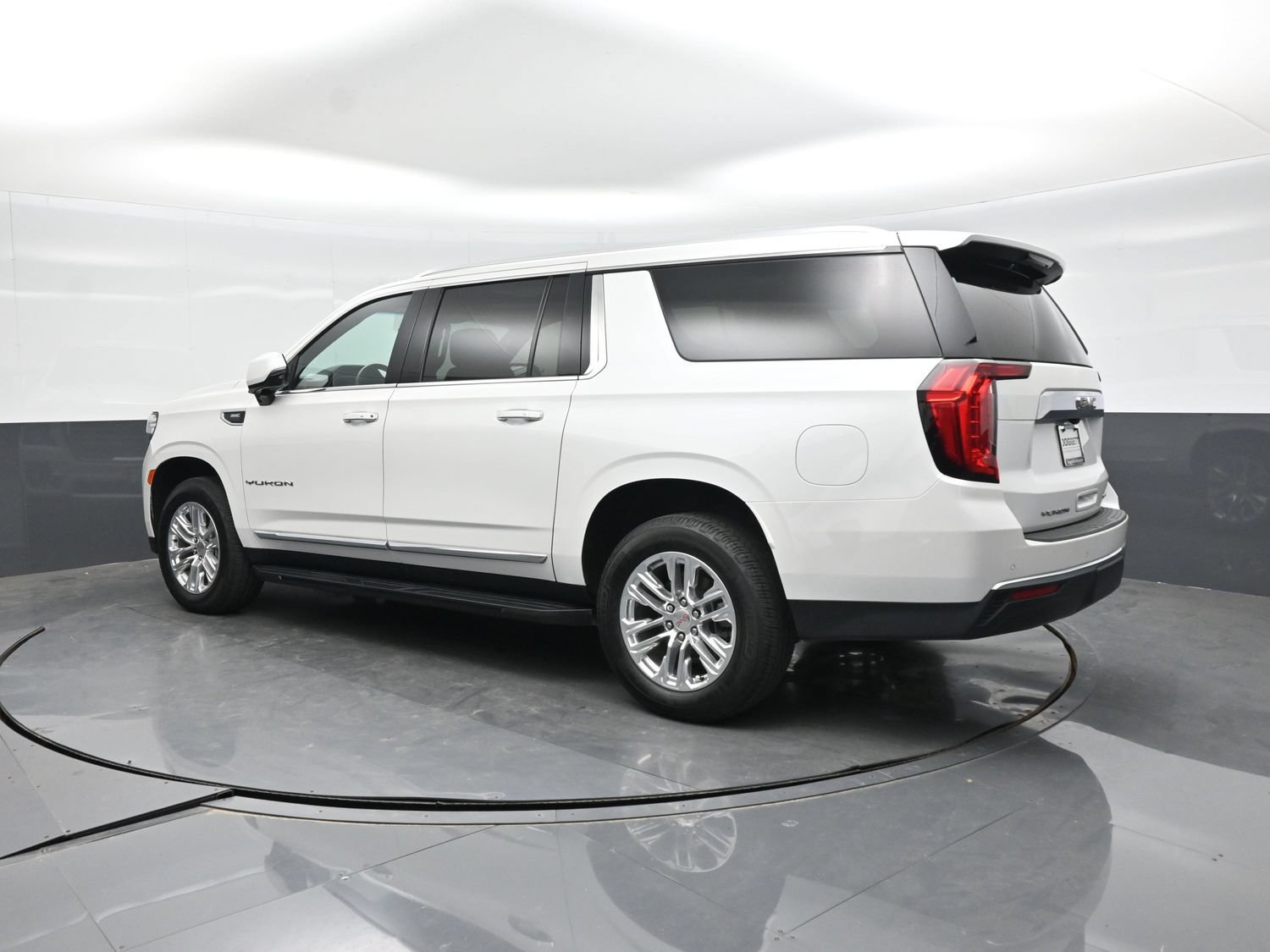 Used 2024 GMC Yukon XL SLT w/ SLT Premium Package RWD image 5