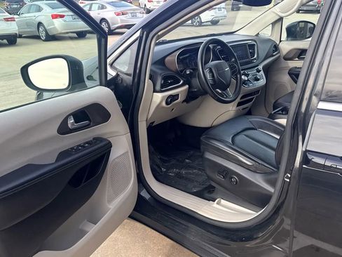 Used 2020 Chrysler Voyager Lxi image 8