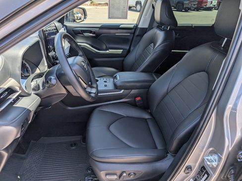 Used 2025 Toyota Highlander XLE image 2