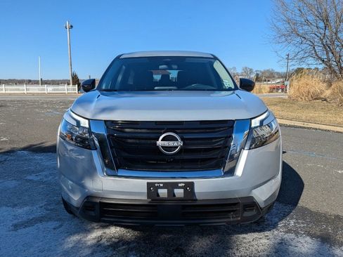 Used 2024 Nissan Pathfinder S image 2